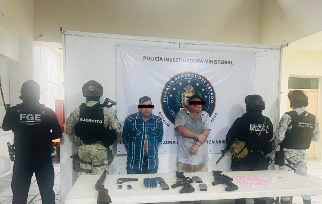 FGEGuerrero, Ejército Mexicano, Policía Estatal y GN detienen a dos hombres y aseguran armas largas en el puerto de Acapulco.