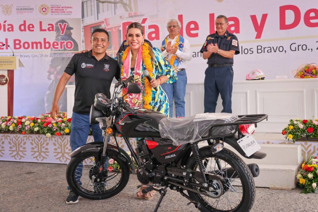 Celebra Evelyn Salgado con incentivos y equipamiento el Día de las y los Bomberos de Guerrero