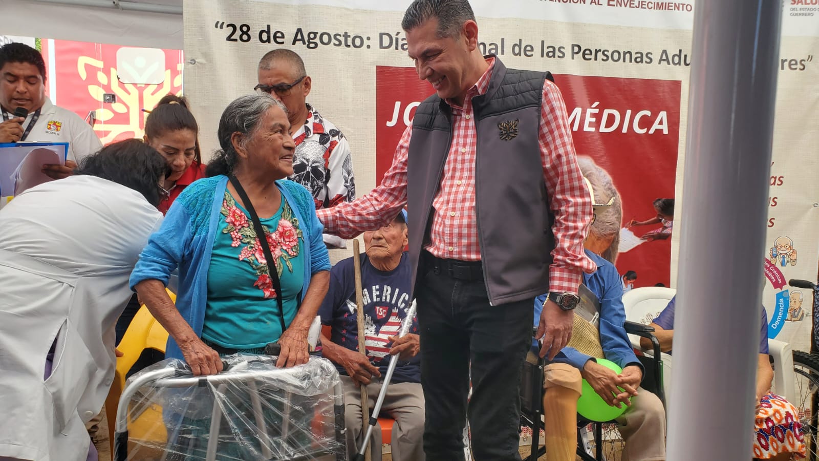 Conmemora Evelyn Salgado a los adultos mayores de Acapulco con jornada médica 