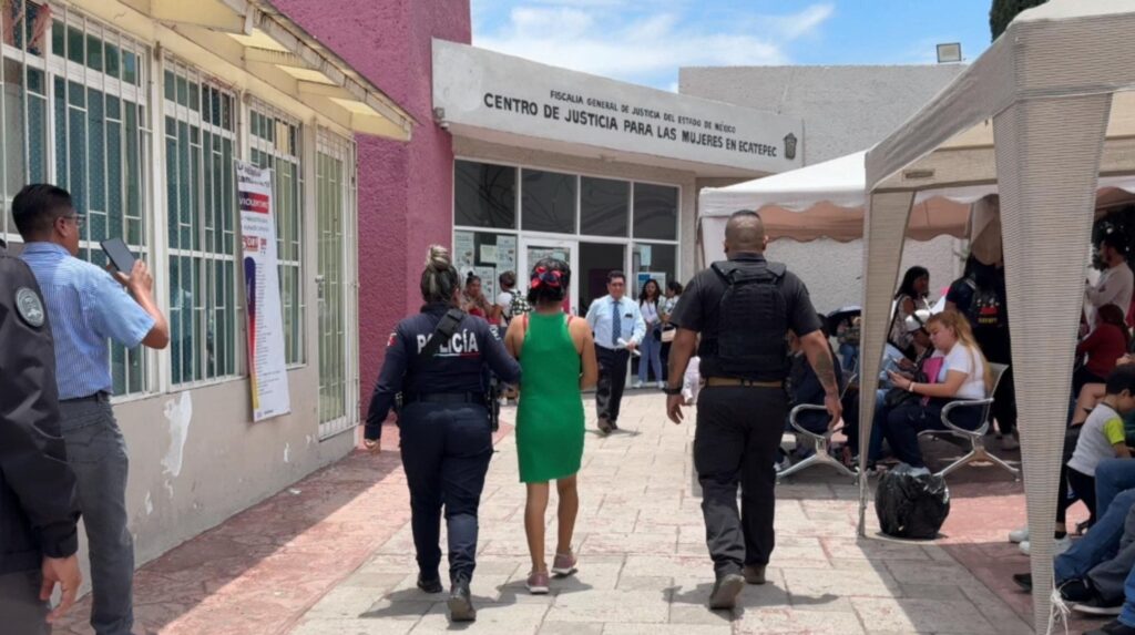 Detienen a mujer que golpeaba en el abdomen a su hijo de 4 años en EDOMEX