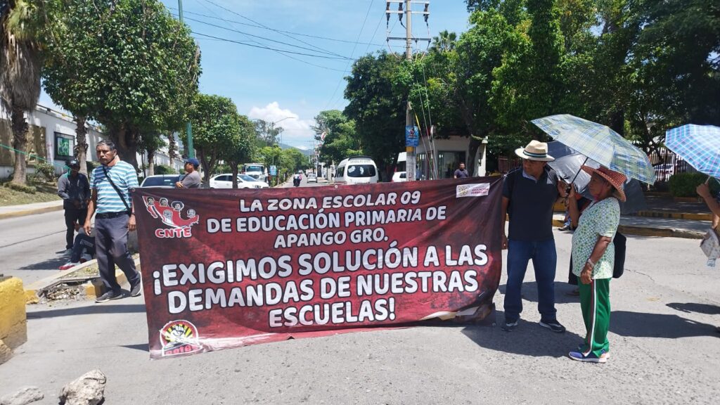 Bloquean docentes avenidas en rechazo a decisiones de la SEG, en Chilpancingo