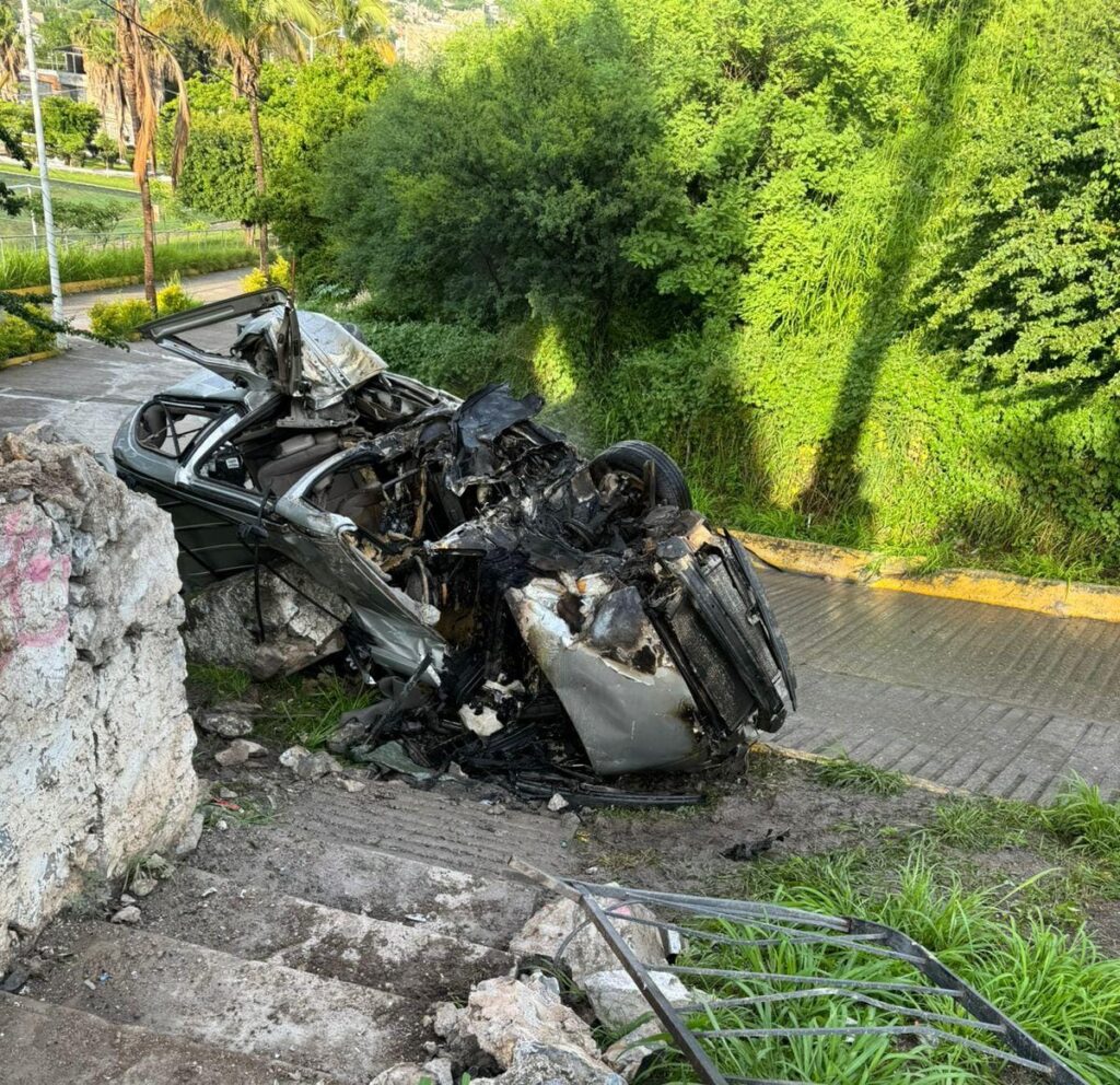 Un muerto y dos heridos, deja volcadura de una camioneta, en Chilpancingo