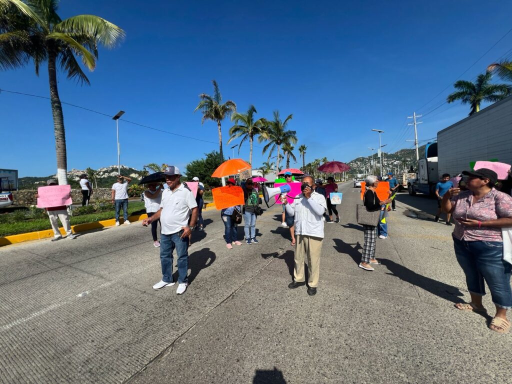 En Acapulco… Colapsan la zona Diamante trabajadores del PJF y vecinos de la Donaldo Colosio