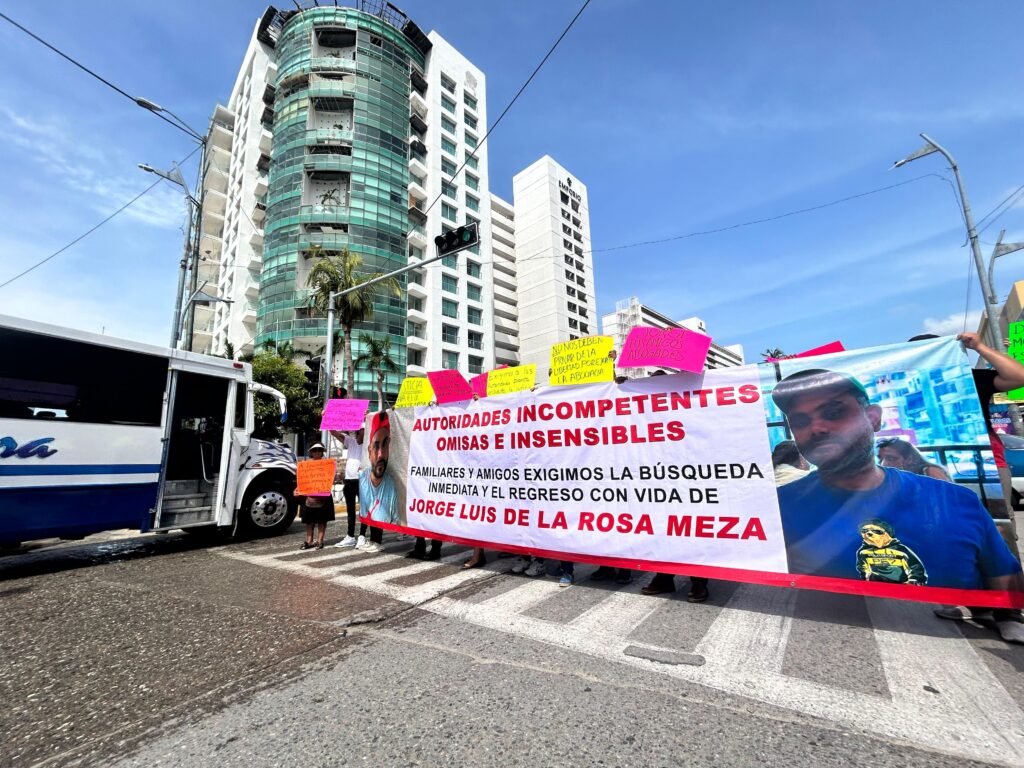 En Acapulco… Cierran la avenida Costera Miguel Alemán, por un abogado que está desaparecido