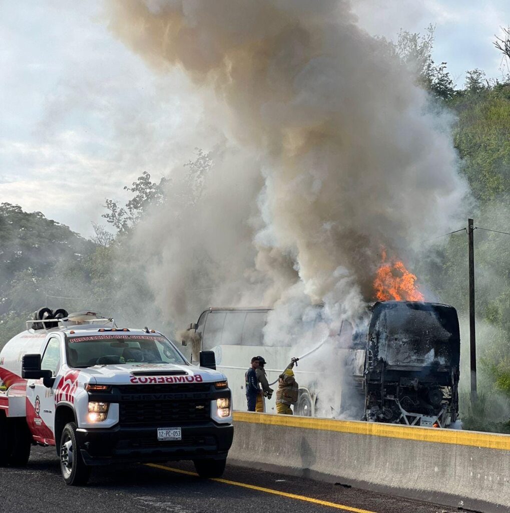 Se incendia autobús donde viajaban testigos de Jehová, en Acapulco