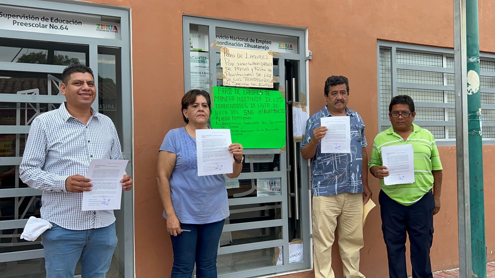 Trabajadores del SNE Zihuatanejo clausura oficinas; exigen mejoras laborales