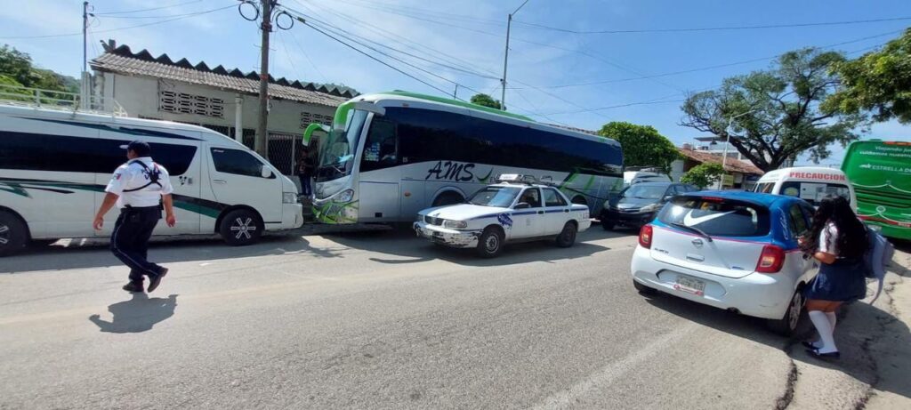 UTREG bloquea Estrella de Oro y Estrella Blanca en Tecpan