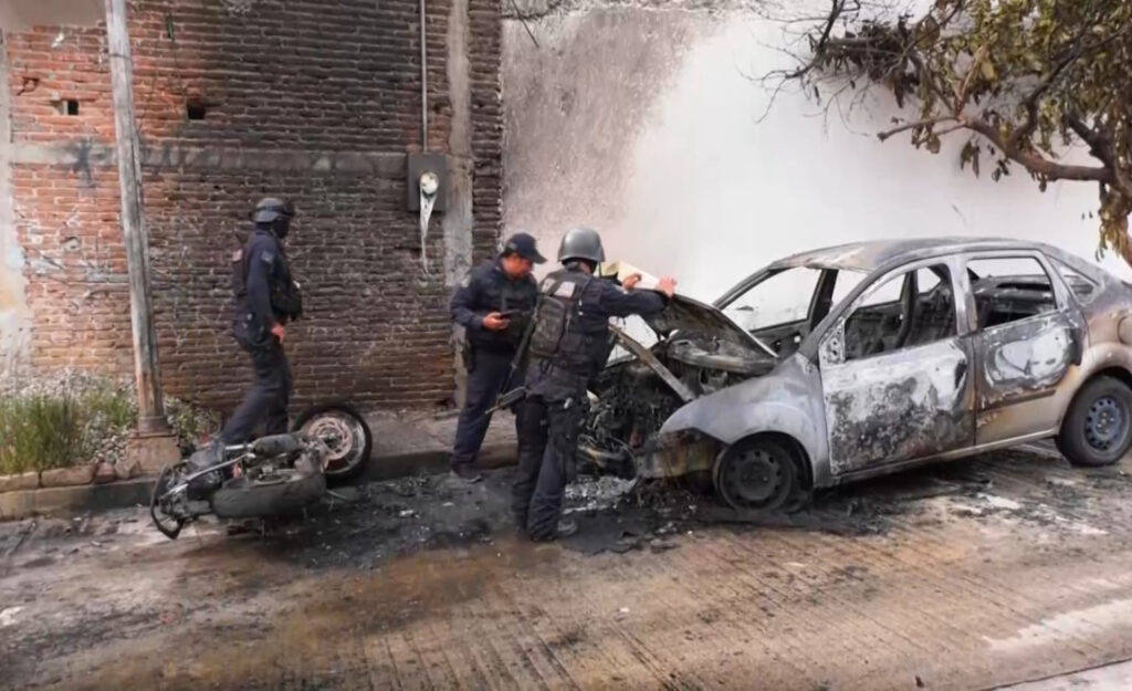 En Acapulco… Sujetos armados incendian un automóvil y una motocicleta