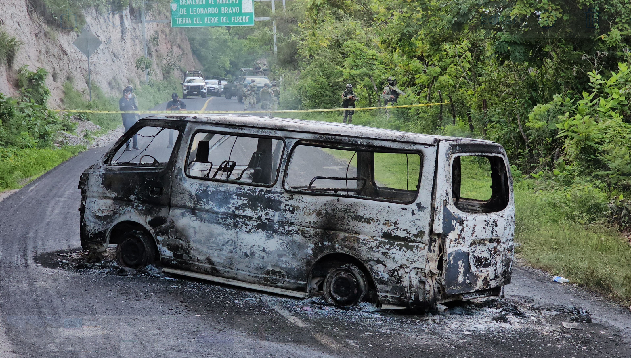 En la vía Chilpancingo-Leonardo Bravo… Civiles armados incendian urvan; bajaron al chófer y a los pasajeros