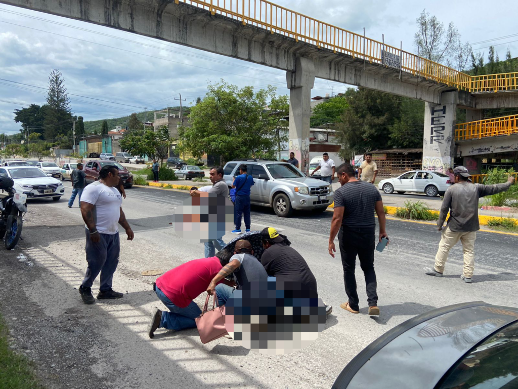 En el bulevar Chilpancingo-Petaquillas… Embiste auto a una motoneta donde iban una mujer y un niño sin casco; están graves