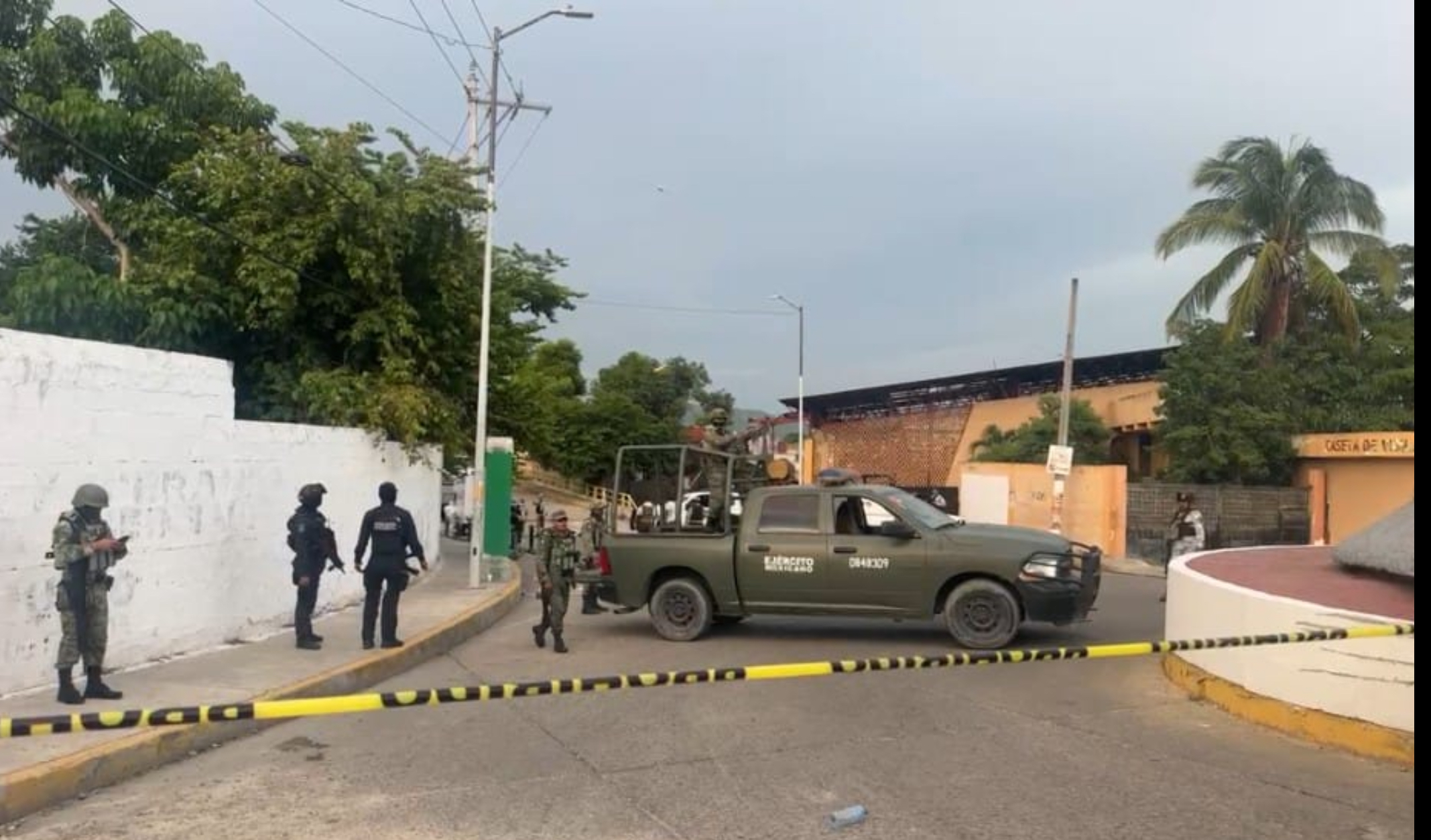 En Ciudad Renacimiento, Acapulco… Dejan en bolsas los restos de un hombre decapitado, afuera de la Guardia Nacional