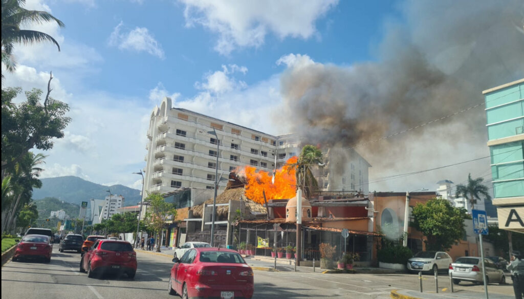 En Acapulco… Otro incendio destruye ahora la marisquería Paco’s, en la Costera