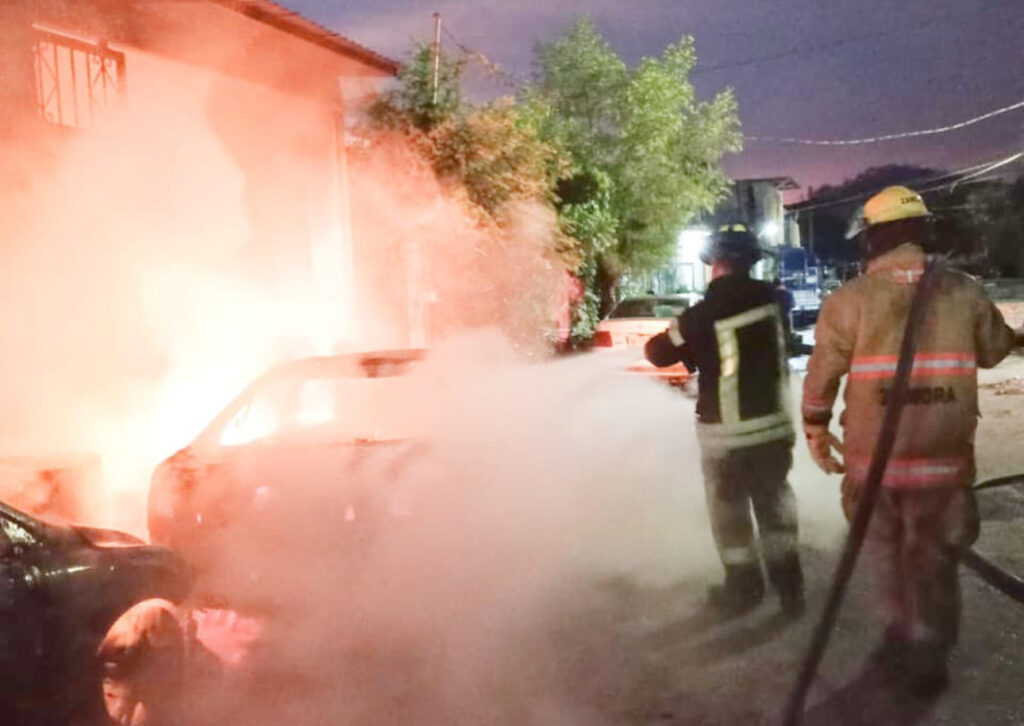 En Acapulco… Sujetos armados incendian siete vehículos, un taller y una vivienda