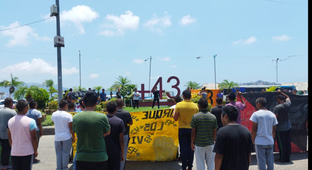 En Acapulco… Recuerdan durante un mitin que en 30 días se cumplen 10 años de la desaparición de los 43