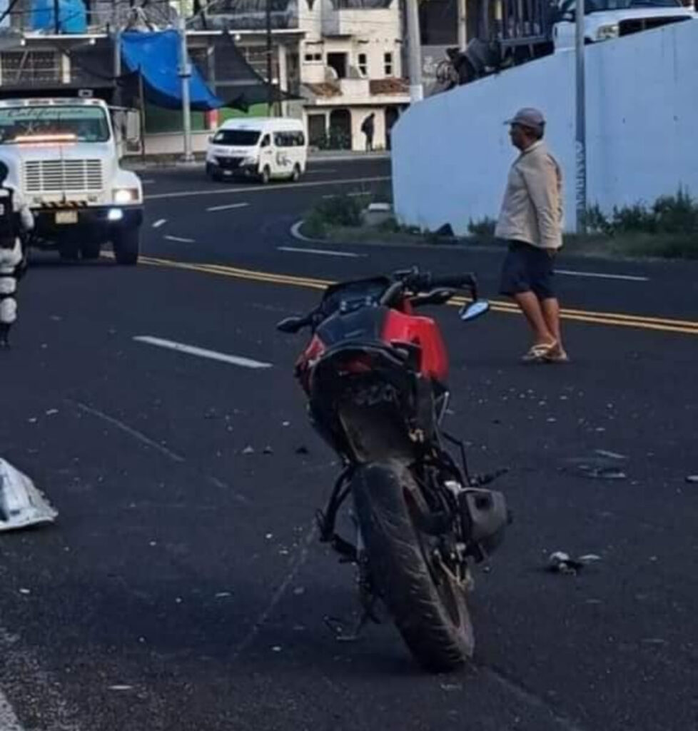 En Acapulco… Derrapan en moto 2 estudiantes del CETMAR; uno está grave