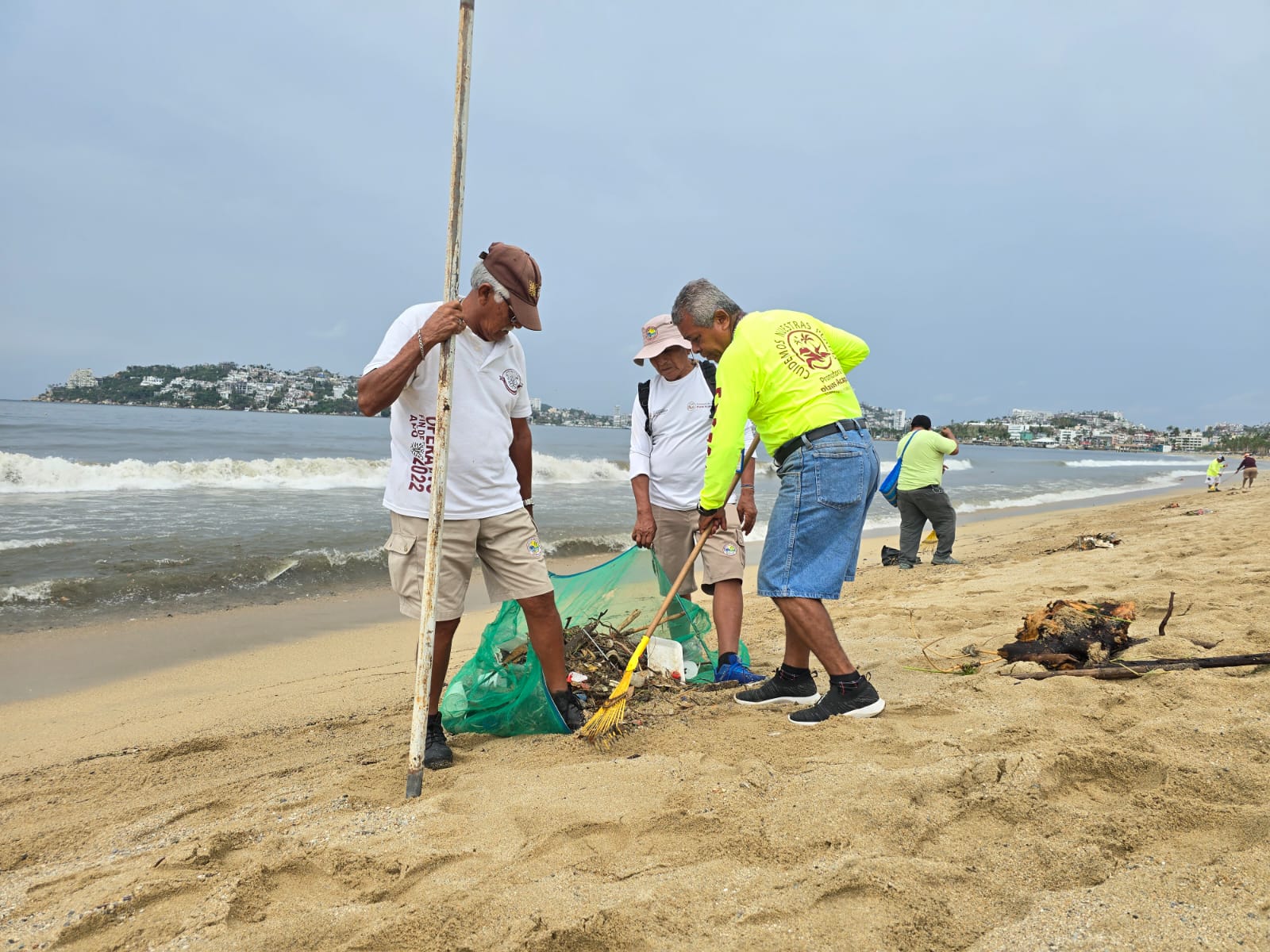 Instruye Evelyn Salgado a la Promotora y Administradora de Playas Acapulco operativo de limpieza por arrastre de basura