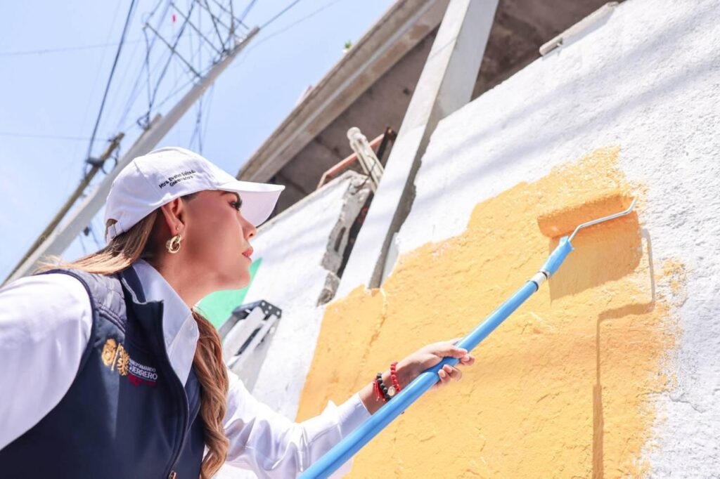 La gobernadora Evelyn Salgado, la secretaria de Gobernación, Luisa María Alcalde y la secretaria del Bienestar, Ariadna Montiel, dan arranque al Programa Juntos Pintemos Acapulco