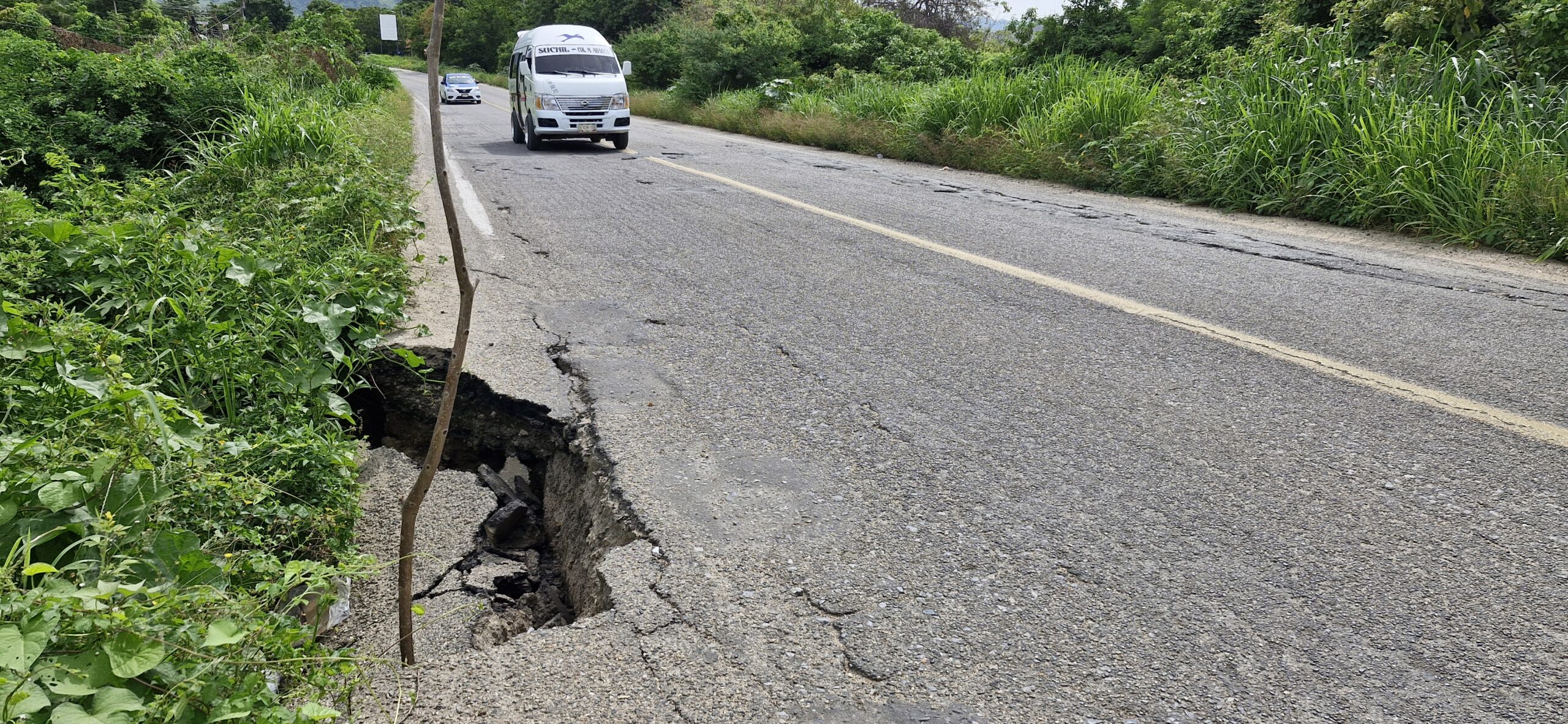 Se forma un socavón sobre la carretera federal en Tecpan