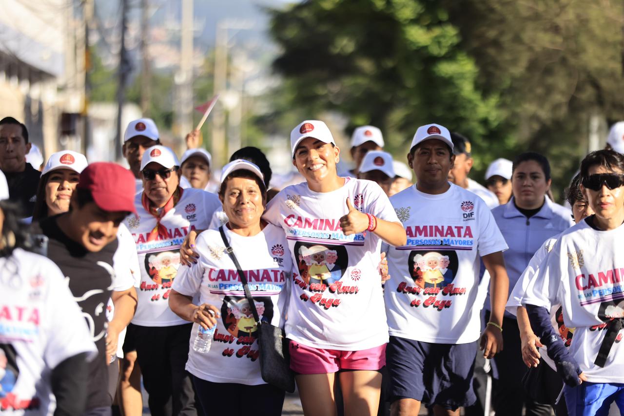 Promueve Evelyn Salgado actividad física en personas mayores con caminata “Amor Con Amor se Paga” en Chilpancingo