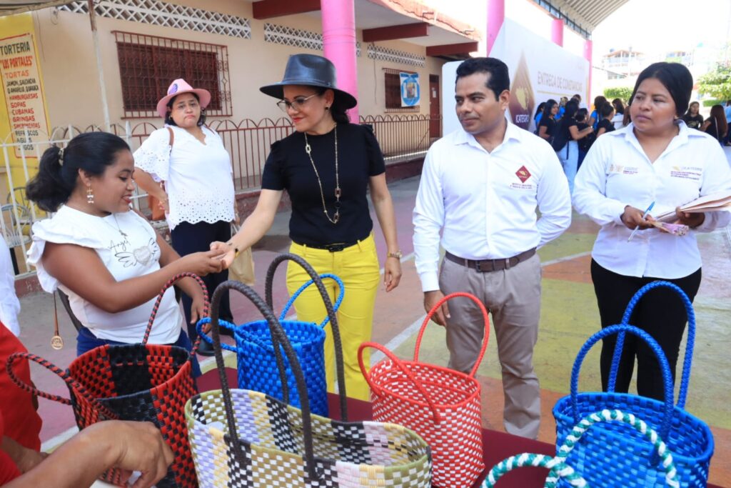 Promueve la gobernadora Evelyn Salgado Pineda la capacitación para el trabajo en Coyuca de Benítez y Tecpan de Galeana