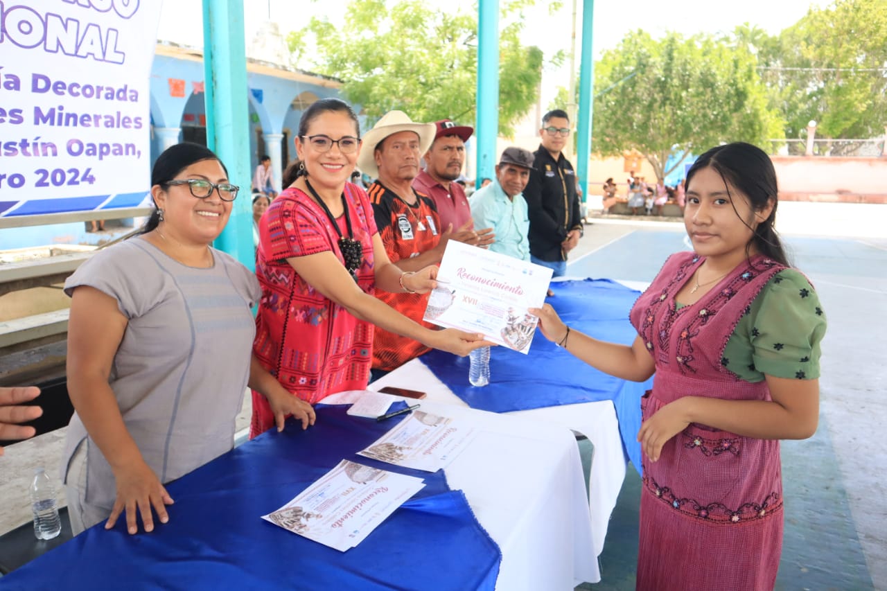 Reconoce y premia Evelyn Salgado a 19 artesanos de San Agustín Oapan en la región Norte