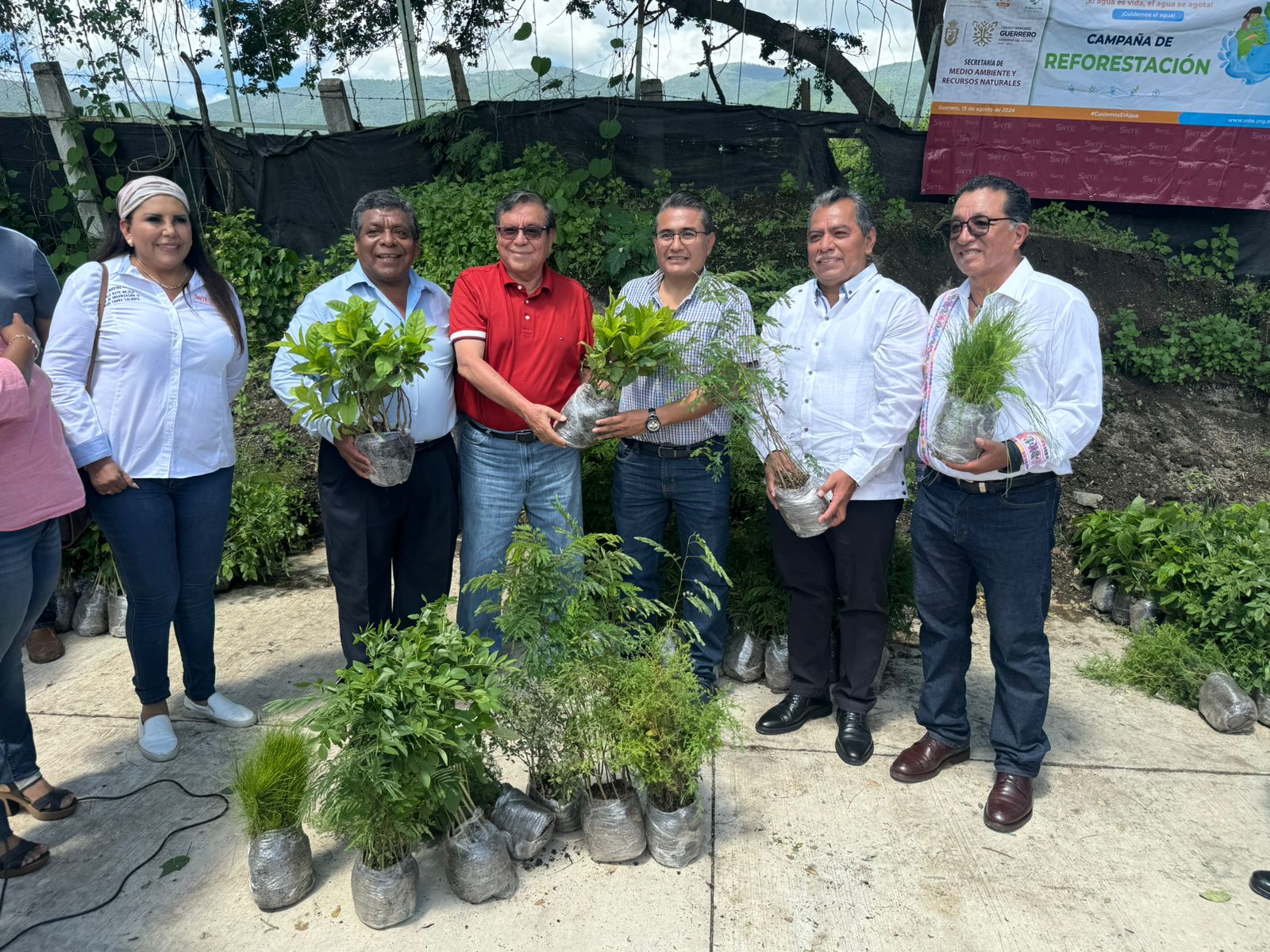 Refuerza Evelyn Salgado acciones de reforestación en el estado con la donación de 15 mil plantas al SNTE y comunidades