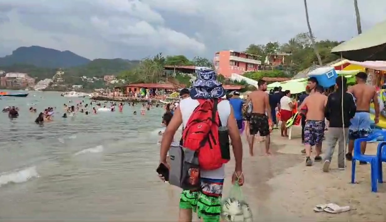 Restauranteros de Las Gatas y la Isla de Ixtapa enfrentan retos por aumento en el oleaje