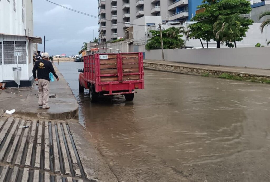 Atiende gobierno de Abelina López Rodríguez incidentes por lluvias