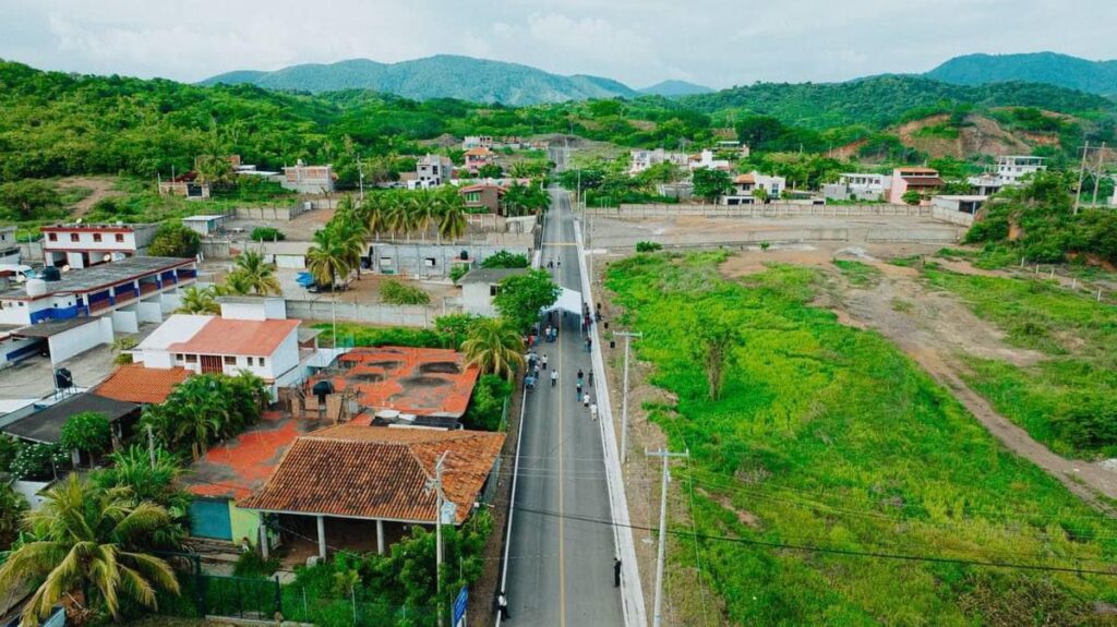 Entrega Presidente Jorge Sánchez pavimentación de la avenida principal del Fraccionamiento Valle de Ixtapa