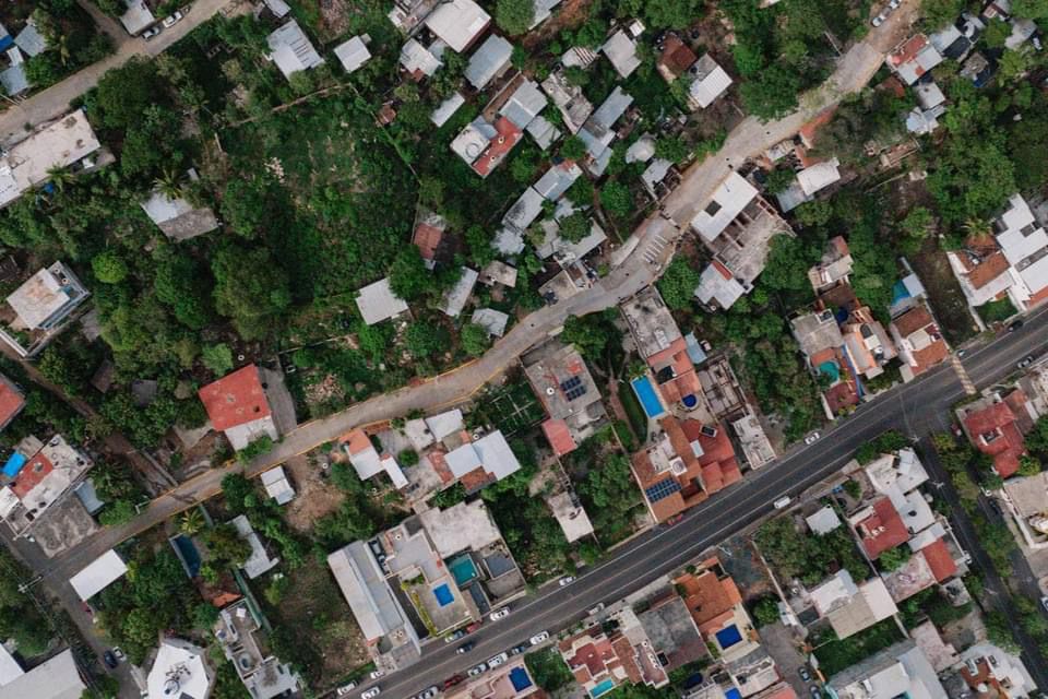 Alcalde Jorge Sánchez Allec entrega totalmente pavimentada calle principal de la Niños Héroes