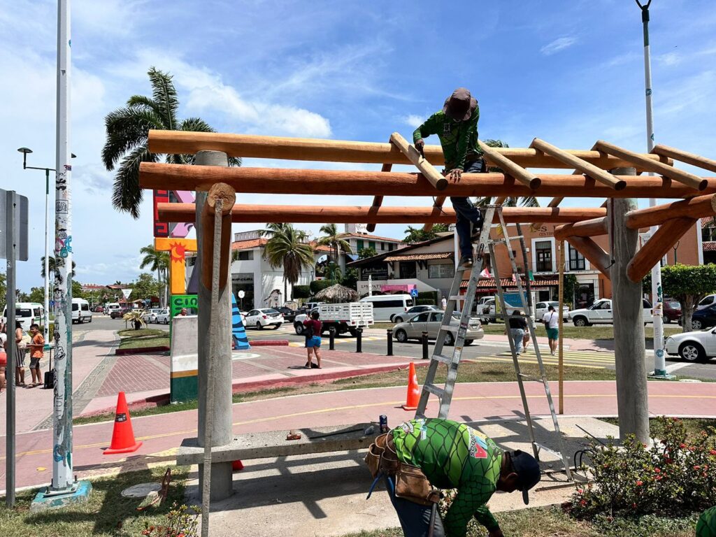 Gobierno de Zihuatanejo mejora imagen de Ixtapa con rehabilitación de casetas y tejabanes