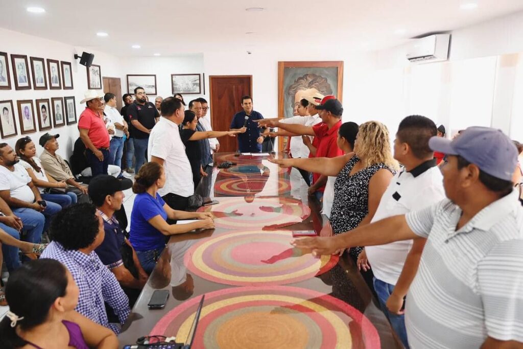 Alcalde Jorge Sánchez Allec les toma la protesta a los nuevos comisarios de este municipio