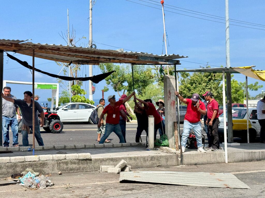 Libera Gobierno de Abelina López Rodríguez camellón de la carretera Acapulco-Zihuatanejo