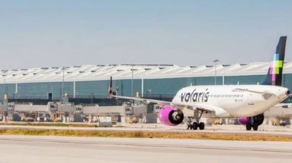 Hallan feto humano en el baño de un avión de Volaris