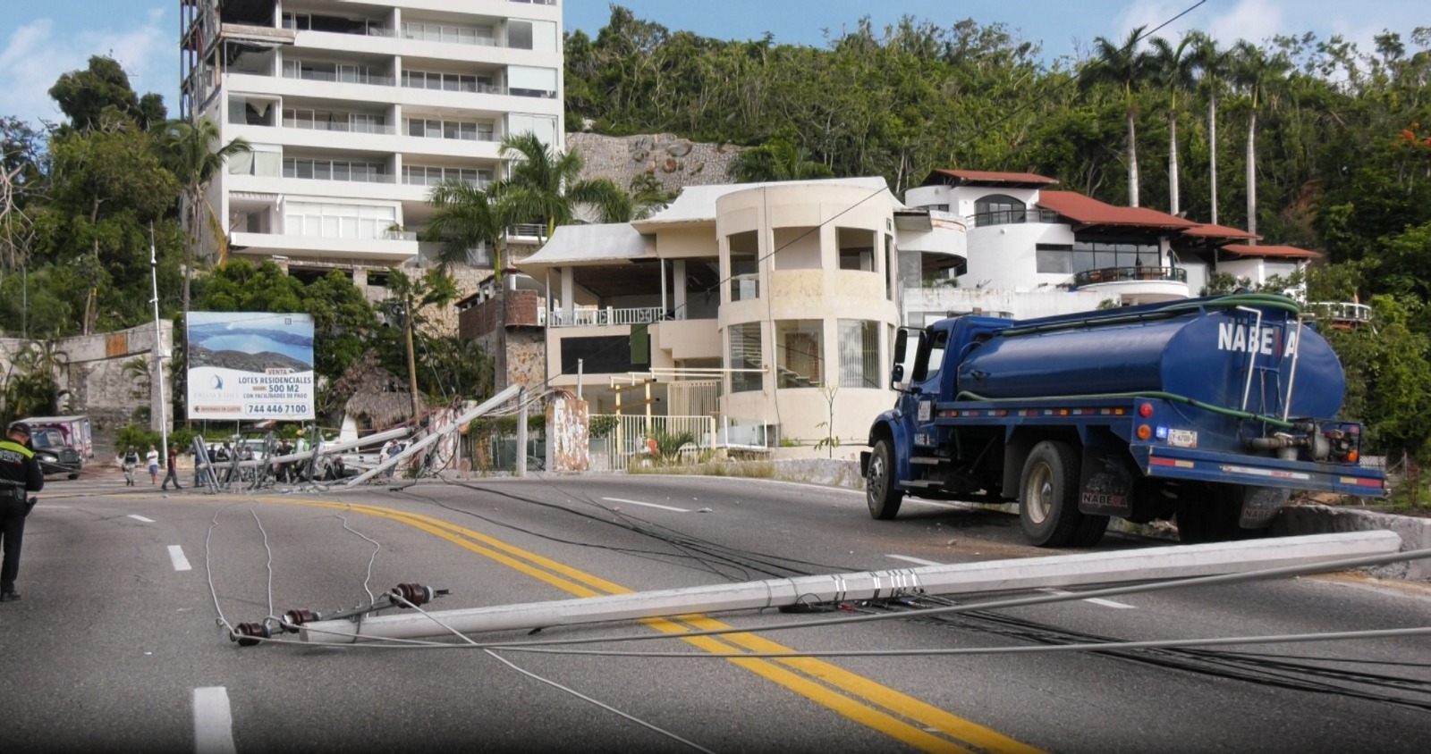 En Acapulco… Choca una pipa en la Escénica; tiró 3 postes