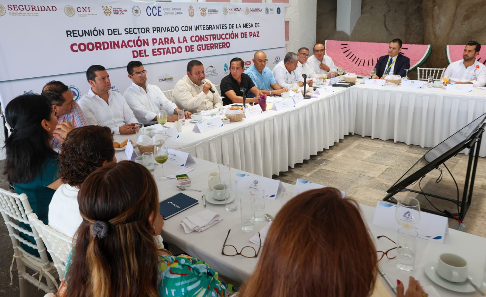 Integrantes de la Mesa de Coordinación para la Construcción de Paz se reúnen con empresarios del estado