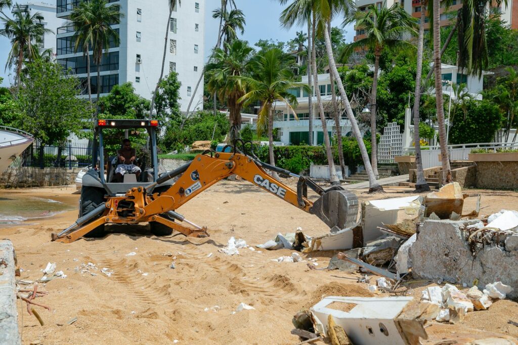 Evelyn Salgado avanza en limpieza y retiro de escombro en Playa Larga de Acapulco