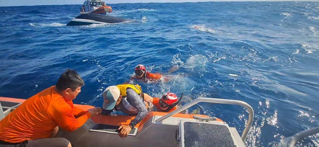 Marina rescata a tres personas frente a la bahía de Acapulco, Guerrero.