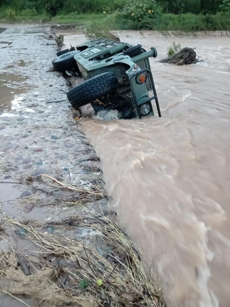 Un militar de Atoyac perdió la vida al volcar vehículo oficial sobre un arroyo crecido en Coyuquilla Norte.