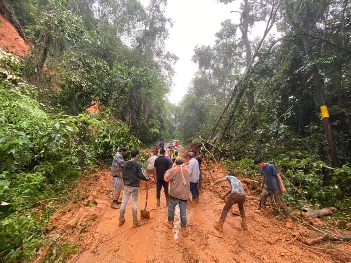 Habitantes de varias comunidades luchan por abrir paso hacia el municipio de Atoyac de Álvarez.