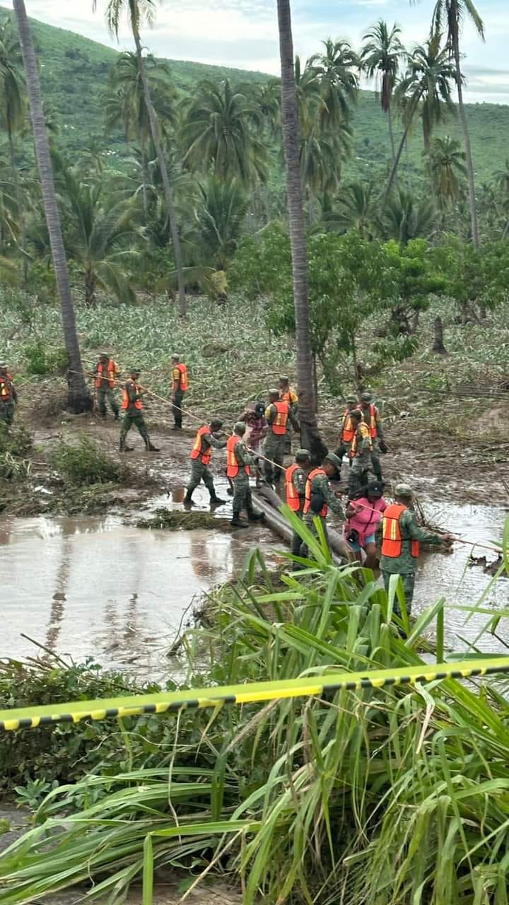 Cruzan personas hacia Aurrerá para comprar víveres en Coyuca de Benítez