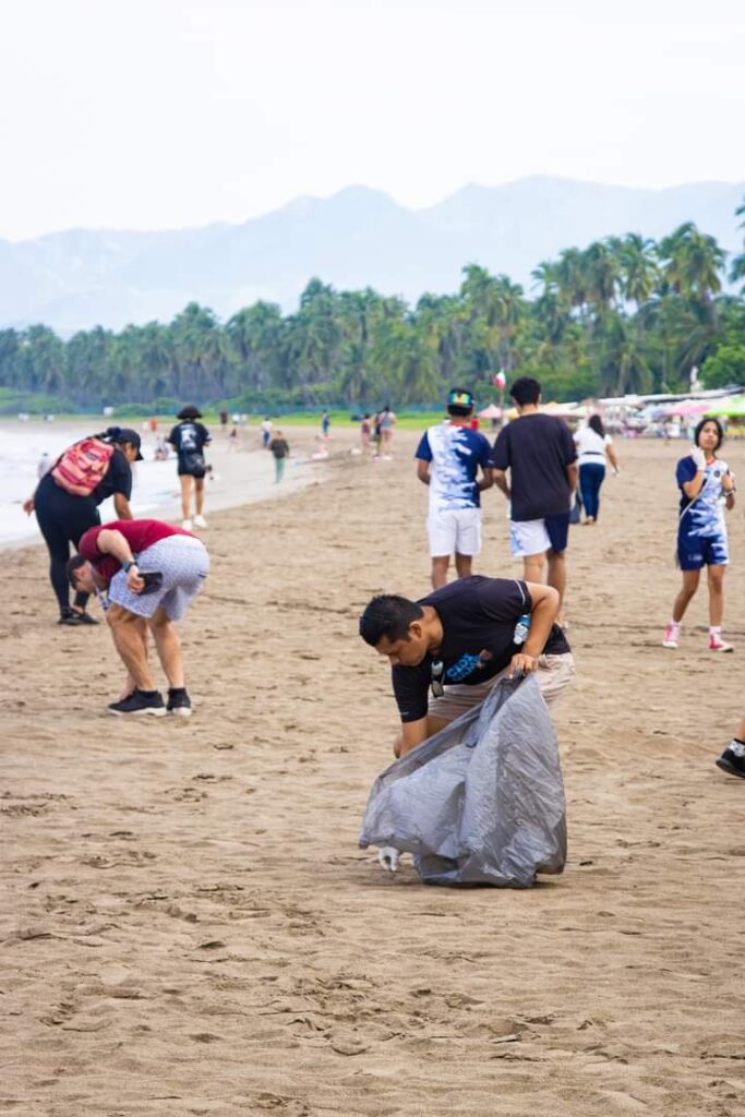 “Habrá más plástico que peces en los Océanos”, aseguró Luis Castañeda Muñoz en la campaña de limpieza de playa de los Hoteles Azul Ixtapa