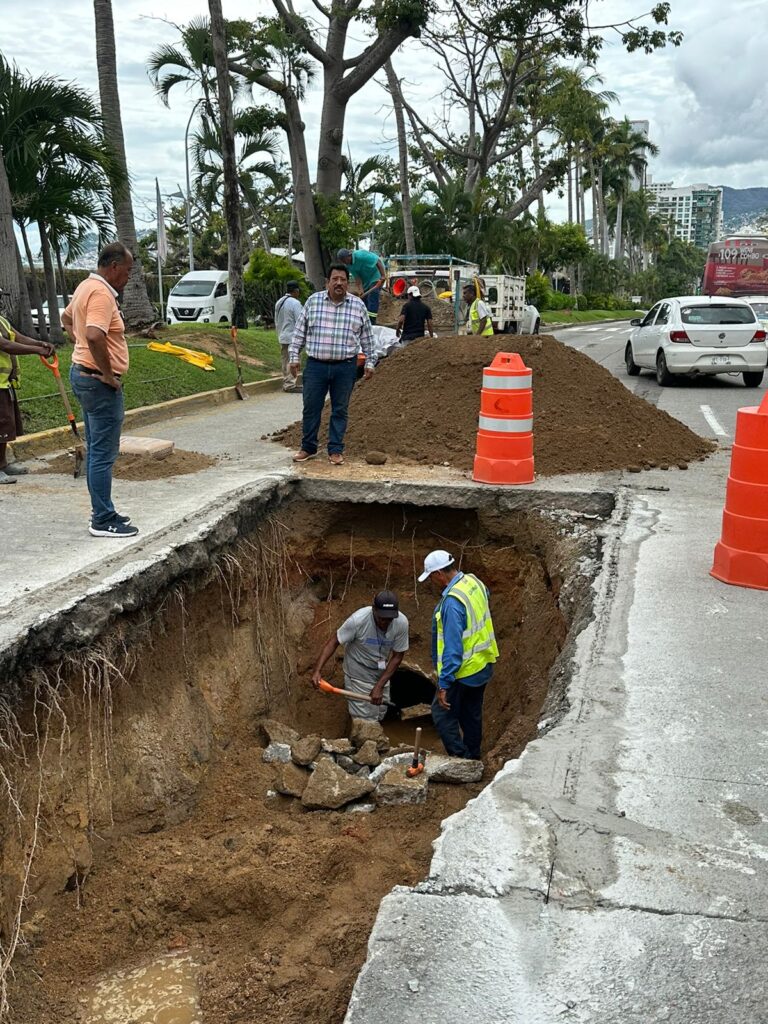 Atiende Gobierno de Abelina López Rodríguez socavón en avenida Costera Miguel Alemán