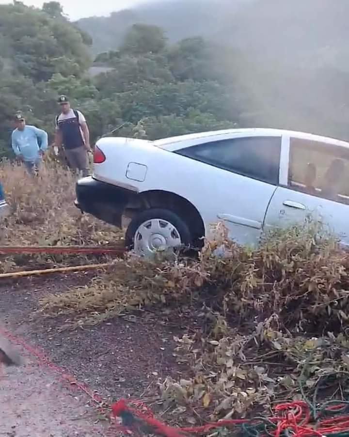 A punto de volcar en el camino a El Quemado