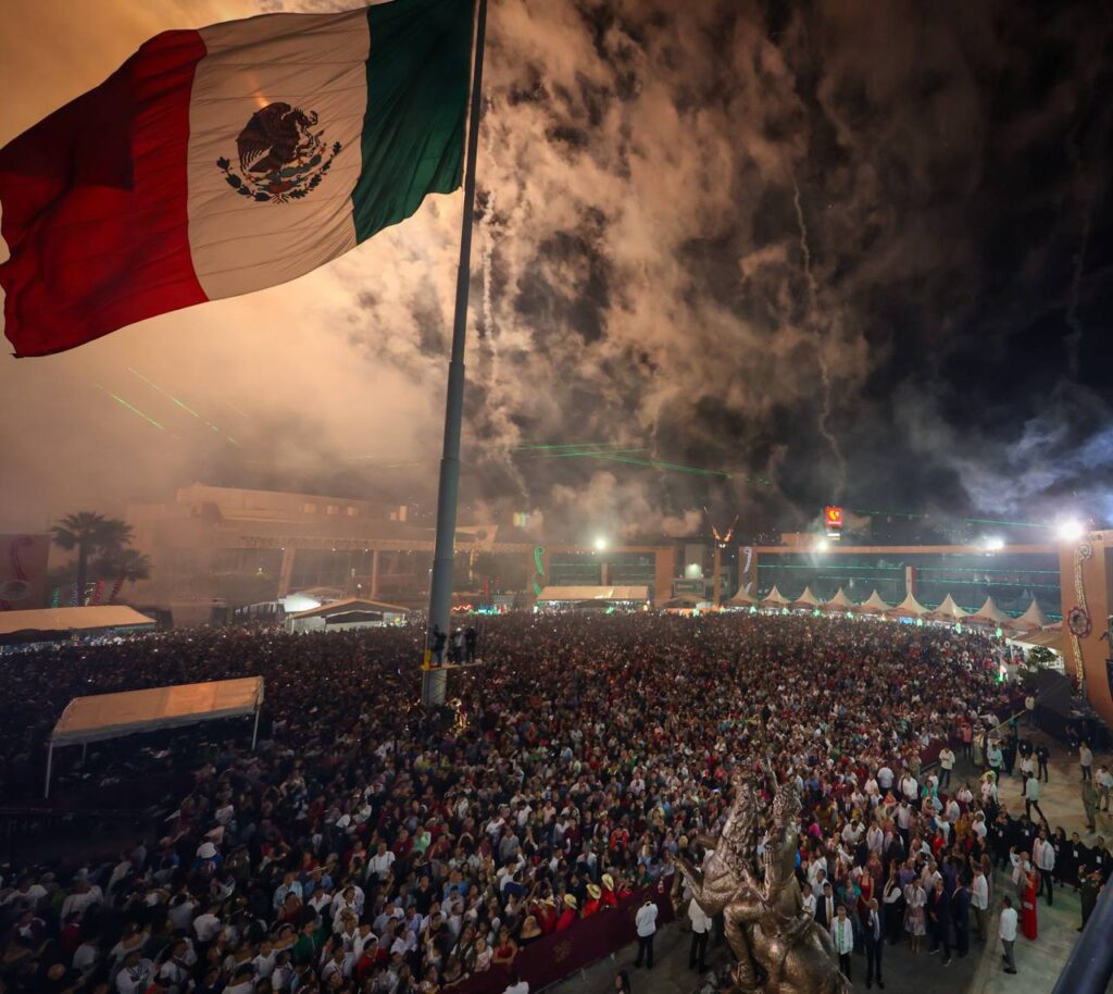 Cerca de 9 mil personas se dieron cita en la Casa del Pueblo para celebrar el Grito de Independencia junto a la gobernadora Evelyn Salgado