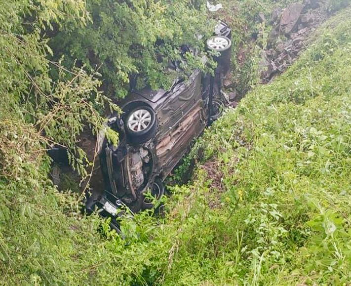 Dos lesionados al caer un Versa a una barranca, en Coahuayutla