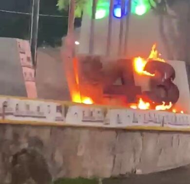 Incendian el antimonumento a los 43, en Chilpancingo