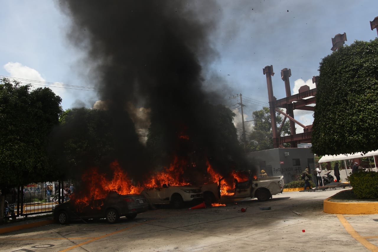 De Ayotzinapa… Normalistas incendian automóviles en las instalaciones del Congreso local