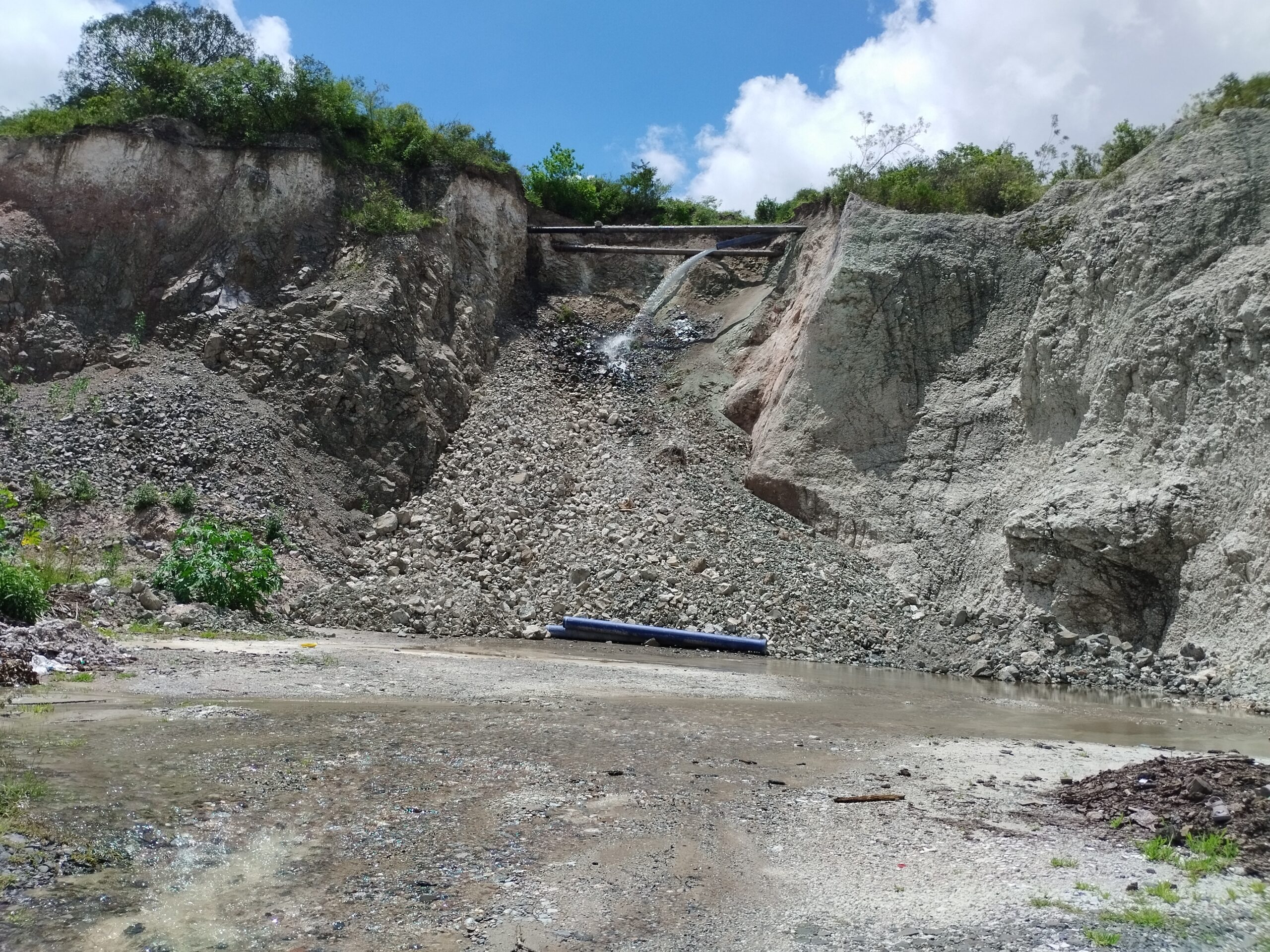 Cerca de Mojileca… Fuertes lluvias provocan rompimiento de tubería que trae agua a Chilpancingo