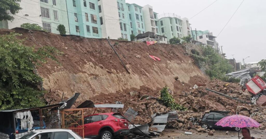 Colapsa un muro y pone en riesgo tres edificios del Infonavit, en Acapulco